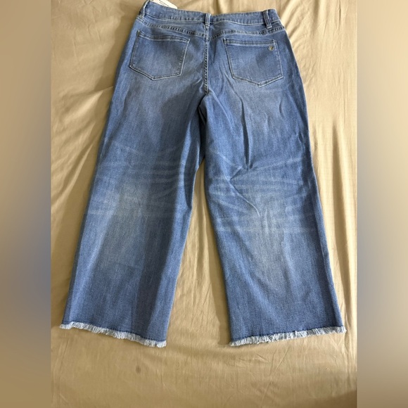 Susan Graver Wide Leg Crop Jean with Frayed Hem Size 10 & 12p - Picture 3 of 7